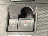 指先だけで簡単に操作が可能な電動パーキングブレーキを採用。「HOLD」スイッチを押すと、渋滞や信号待ちなどでブレーキペダルから足を離しても、ブレーキを保持するので安心です