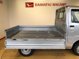 荷台アオリは3方向開き!フラットな荷台で効率よく荷物を積み降ろし出来ます!