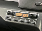 【オートエアコン】一度お好みの温度に設定すれば、車内の温度を検知し風量や温度を自動で調整。暑い&hellip;寒い&hellip;と何度もスイッチ操作をする必要はありません。快適な車内空間には必須の機能ですね♪