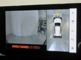 パノラミックビューモニター付きです。車両を上から見たような映像をディスプレイオーディオ画面に表示。運転席からの目視だけでは見にくい、車両周辺の状況をリアルタイムでしっかり確認できます。
