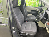 運転席から前方を見渡しやすく、シートもゆったりとした形状で落ち着いて座れます。手の届きやすい位置に小物入れがあり、日常の移動を快適に支える前席です。