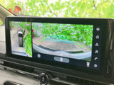 後方の映像に加えて周囲を上から見た表示もあり、駐車時の周辺確認をサポートします。目安となるガイド線も表示され、車庫入れや幅寄せの際に便利です。