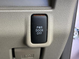 パワードアの作動を切り替えるスイッチが、運転席まわりに配置されています。表示が大きく、操作する場所を確認しやすいため、乗り降りの状況に応じた使い分けにも便利です。