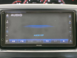 AM・FMをはじめ、ディスクやテレビ、Bluetoothなどの選択項目が画面に表示されています。お好みの音源を選んで車内で楽しめる装備で、日常の移動時間を過ごしやすくします。