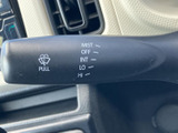 雨天時でもクリアな視界を確保できるワイパーレバー。運転の安全性を高め、快適なドライブをサポートします。