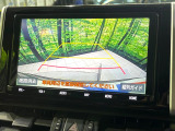 【バックカメラ】駐車時に後方がリアルタイム映像で確認できます。大型商業施設や立体駐車場での駐車時や、夜間のバック時に大活躍!運転スキルに関わらず、今や必須となった装備のひとつです!