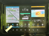 地図やテレビ、オーディオなどのメニューが一覧で表示され、使いたい項目を見つけやすい画面です。時刻や車両情報もまとめて確認でき、日常の操作をサポートします。
