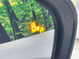 【ブラインドスポットモニター】走行中、ドアミラーの死角になりやすい箇所に後続車が接近するとサイドミラーのレンズに警告を表示!ドライバーに注意喚起をしてくれます。