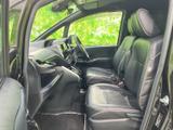 運転に集中できる、機能的な空間。操作しやすい配置で、快適なドライブをサポートします。上質な素材が、上質な時間を演出します。