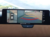 【360&deg;ビュー・モニター】前後左右4つのカメラ映像をさまざまな走行状況に応じて切り替えてセンターディスプレイに表示することで、駐車時や狭い道でのすれ違い時、見通しの悪い交差点進入時でも安心感を高めます。