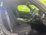 座面と背もたれにゆとりを感じる前席で、落ち着いて過ごせる車内空間です。ドア側から乗り降りしやすく、シートベルトや足元の様子も確認できます。運転席まわりまで見渡せる配置です。