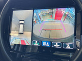 後方の状況を画面で確認できるので、狭い場所での駐車や車庫入れが楽になります。安全確認をサポートする頼もしい機能です。