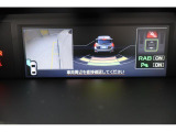 様々な情報を映し出すマルチファンクションディスプレイ。シフトレバーをリバースにすると連動してサイドカメラ映像&バックセンサーに切り替わります。スイッチ一つでフロントカメラへの切り替えも出来ます