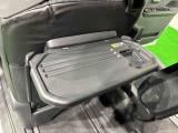 格納式シートバックテーブルが、運転席と助手席の背もたれに付いてます。車内の休憩も快適です!