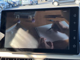 センターに見やすい大画面を備え、情報を確認しやすいレイアウトです。目的地までのルート確認など、日常のお出かけをサポートする装備として活用いただけます。停車中の設定確認も行いやすい配置です。
