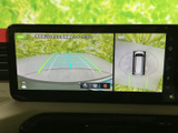 駐車時の安全性を高めるバックモニター。後方の状況を画面で確認できるので、狭い場所でも安心して駐車操作が行えます。