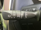 雨天時でもクリアな視界を確保するワイパーレバー。運転中の安全性を高める重要な機能です。