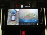 【パノラマモニター】に搭載した4つのカメラにより、車を真上から見ているような映像を表示。運転席から確認しにくい車両周囲の状況を把握できます。