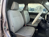 明るい色合いのシートが車内をすっきりと見せ、ゆったり座れる形状も魅力です。窓から外を見渡しやすく、乗り降りの際も開放感があります。