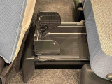中敷きを立ち上げれば、倒れやすい荷物も安定して積める置きラクボックスが標準装備