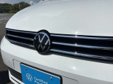 フロントのVWエンブレムをアップで撮影。メッキの輝きがフロントフェイスのアクセントになっています。