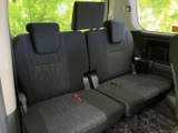 3列目には複数人が座れるシートとヘッドレストが備わり、後方席まで乗車できる室内です。シートベルトも各席に用意され、窓から外の様子を見ながら、家族や友人との移動を楽しめます。