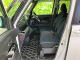 前席まわりは運転席と助手席が見渡しやすく、座席や足元の様子も確認できます。ドア側から乗り込む際の動線が分かりやすく、日常の移動を支える落ち着いた室内空間です。