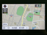 見やすい地図表示で、運転に集中できます。周辺地図を確認しながら、スムーズな目的地への到着をサポートします。わかりやすいインターフェースです。