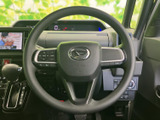 握りやすいステアリングは、運転操作をより快適にします。オーディオやハンズフリー通話など、便利な機能も操作可能です。運転の楽しさを向上させます。