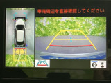 後方確認をサポートするモニター画面です。駐車時や狭い道での運転をスムーズに行えます。安全運転を支援する頼もしい機能です。