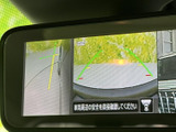 後方の映像に加えて車両周辺の表示も確認でき、駐車時の状況把握をサポートします。画面上のガイドを目安にしながら、周囲の安全を確かめて操作できる便利な装備です。
