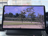 映像を大きく表示できる画面を備え、停車中にテレビや映像を視聴して過ごせます。見たいコンテンツを楽しみたいときに活用でき、休憩時間の過ごし方が広がります。