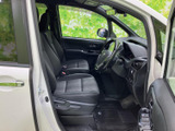 運転席と助手席が並ぶ前席は、視界を遮りにくい開放的なレイアウトです。シートや足元まわりも確認しやすく、乗り降りの際にも室内の使い勝手を感じていただけます。
