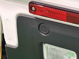 駐車場などでペダルの踏み間違えた時、急発進を抑制するバックソナーセンサーが付いているので安心です。
