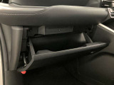 グローブボックスは余裕のある広さです!メンテナンスノートや車検証、ちょっとしたメモと筆記用具等を入れておくとあればもしもの時にも便利ですね。