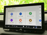 大画面にメニューが見やすく表示され、必要な項目を探しやすい設計です。案内や設定など複数の機能をまとめて扱え、日常の移動を便利にサポートします。