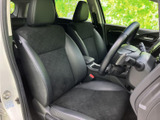 運転しやすい視界と、手に馴染むステアリング。快適なドライビングをサポートする空間です。上質な素材が使用されています。