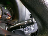 車外の明るさに応じて、自動的にライトの点灯・消灯を行います。