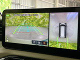 後方の映像に加えて車両周囲を上から見た表示も確認でき、駐車時の周囲確認を助けます。ガイドラインも表示されるため、車庫入れや狭い場所での取り回しに便利です。