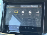 AVメニューからテレビを含む複数の音源・入力項目を選択できます。停車中にはテレビ番組の視聴もでき、ラジオなどの選択肢も画面上で確認しながら切り替えられる便利な装備です。
