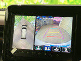 車両周辺を複数の視点から確認でき、画面には周囲の映像とガイド線が表示されます。駐車時や狭い場所での切り返しなど、周囲の状況を把握したい場面で役立つ装備です。