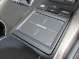 ナビやオーディオなどの操作を行う入力デバイスとして、タッチパッド式のリモートタッチを新たに採用。指先で操作できます。