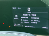 速度や走行情報などを画面に表示し、運転に必要な情報をまとめて確認できます。文字や数値が整理された表示で、出発前や停車時にも車両の情報を把握しやすい仕様です。