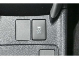 トラクションコントロールとは、すべりやすい路面での発進時や加速時にタイヤの空転を抑え、駆動力確保に貢献する機能です。詳細は販売店スタッフまでおたずねください。