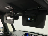 【サンバイザー】車内で身だしなみを整えるためのバニティミラーがセット。お化粧直しや髪型のチェックに活用できます。