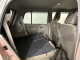 リヤシートを倒すと大きな荷物も入ります 片側、両側可能です。