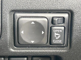 【電動格納ミラー】サイドミラーは電動格納式となっており、狭い駐車場でもキズがつくリスクを抑えられます。