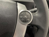 ステアリングスイッチ付きで、運転中に視線を前に向けたまま操作できます。