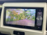 周囲の様子を画面で確認できるモニターを備え、駐車時など車両周辺の確認をサポートします。目視とあわせて活用することで、狭い場所での取り回しにも役立ちます。
