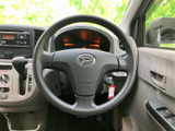 握りやすい形状で、運転中の操作を自然に行えるステアリングです。中央部にホーンも備わり、運転席まわりの装備とあわせて使いやすくまとめられています。